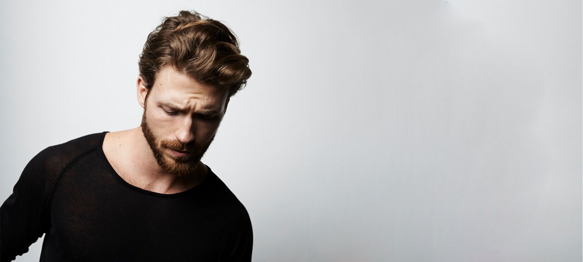 Mann mit 5-Tage-Bart schaut in die Kamera